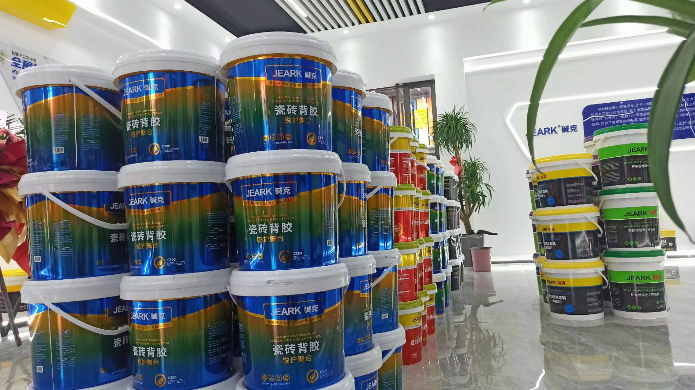 多地工程项目强制规范使用背胶，施工标准加速统一